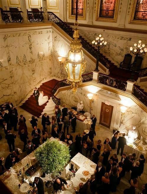 Réception dans le grand escalier d'un palace