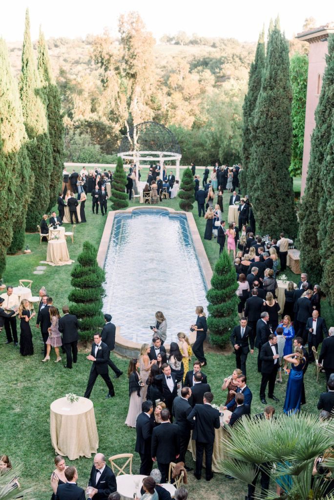 Réception de mariage dans un jardin, autour d'un bassin