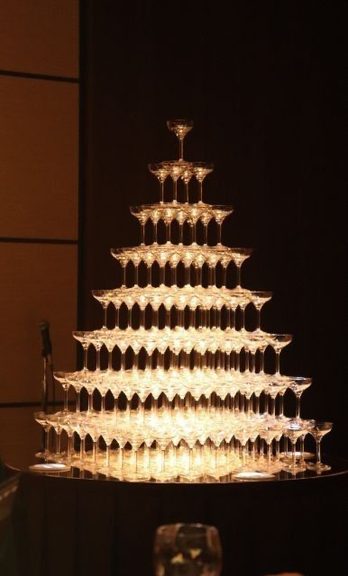 Pyramide de coupes de champagne