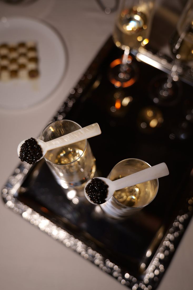Cuillères en nacre garnies de caviar