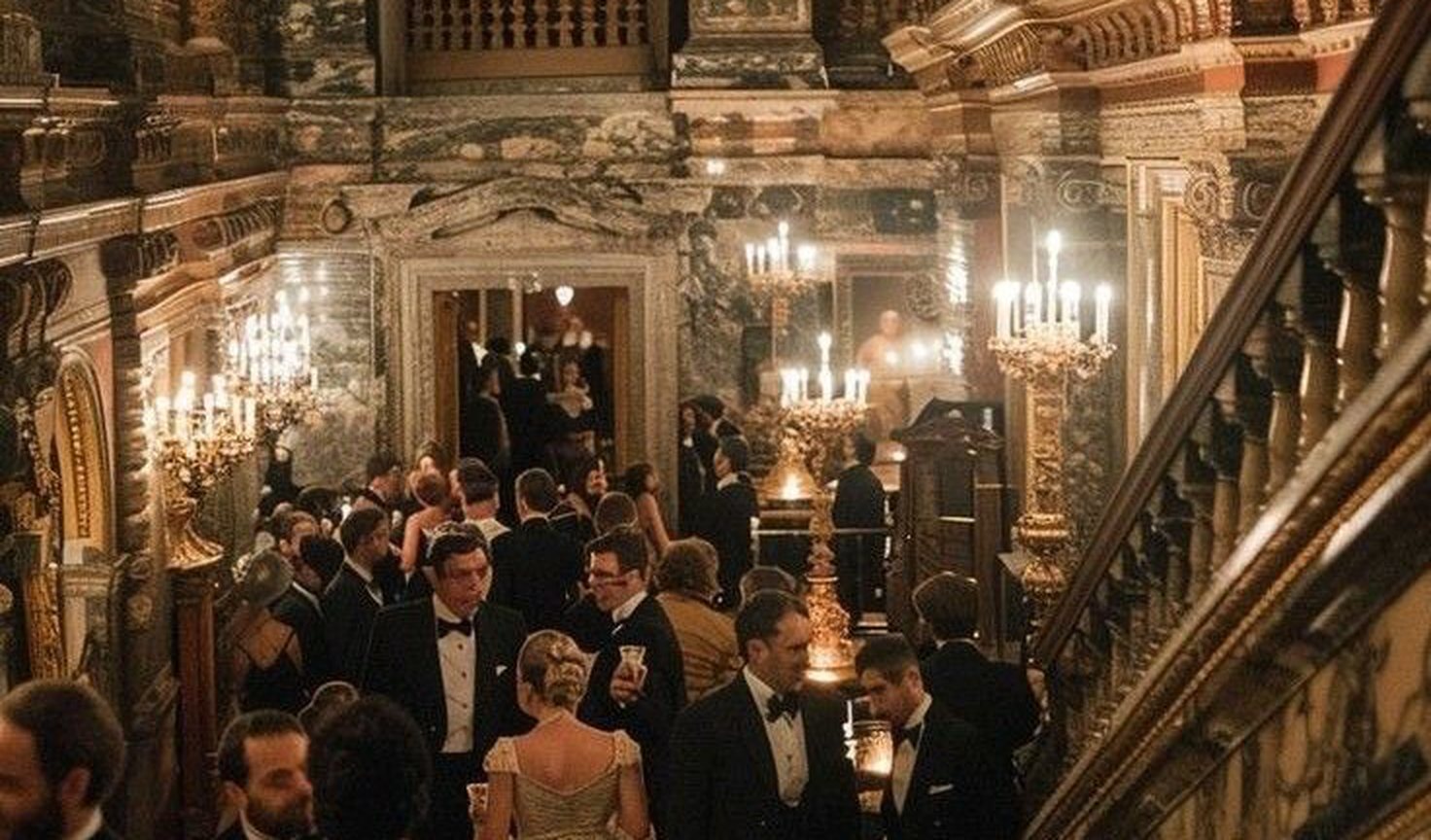 Soirée de gala dans le hall d'un palace, invités en tenue de soirée